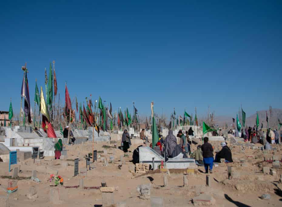 El cementerio de Hazara en Quetta. Las banderas representan las tumbas de todos los muertos en la violencia sectaria.