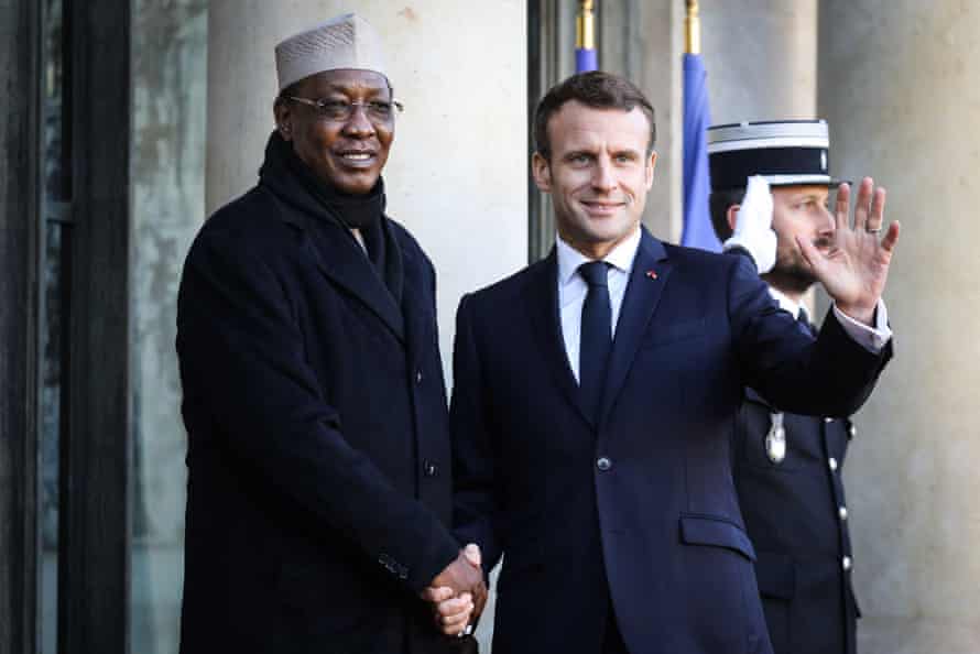 Idriss Déby con el presidente francés Emmanuel Macron en París en noviembre de 2019.