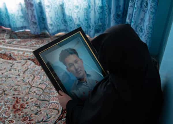 Amina sostiene una foto de su hijo, Ahmed Shah, que fue decapitado entre otros mineros del carbón en Mach, Baluchistán.