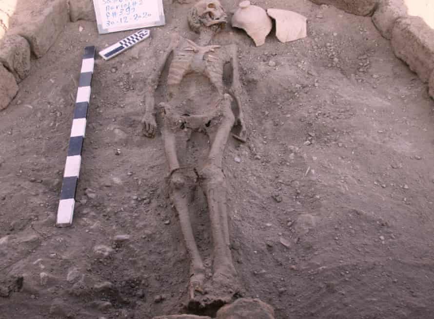 Un esqueleto humano se ve cerca de Luxor, Egipto.