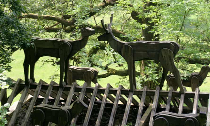 Ciervos en el sendero de las esculturas