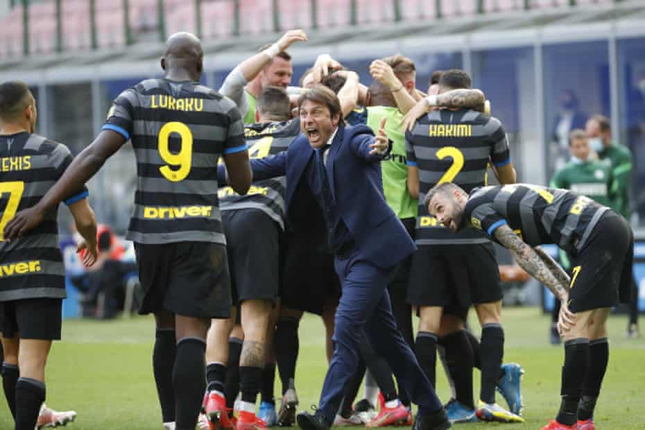 Conte y sus jugadores del Inter.
