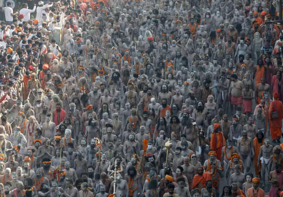 Naga Sadhus, o hombres santos hindúes, participan en la procesión para bañarse en el Ganges durante Shahi Snan en Kumbh Mela, o el Festival de la Jarra en Haridwar, el 14 de abril.