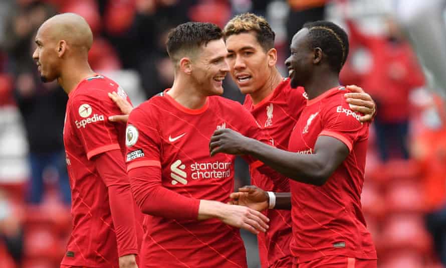 Sadio Mané (derecha) celebra con Andrew Robertson y Roberto Firmino tras anotar el segundo gol del Liverpool en la victoria por 2-0 en casa sobre el Crystal Palace.