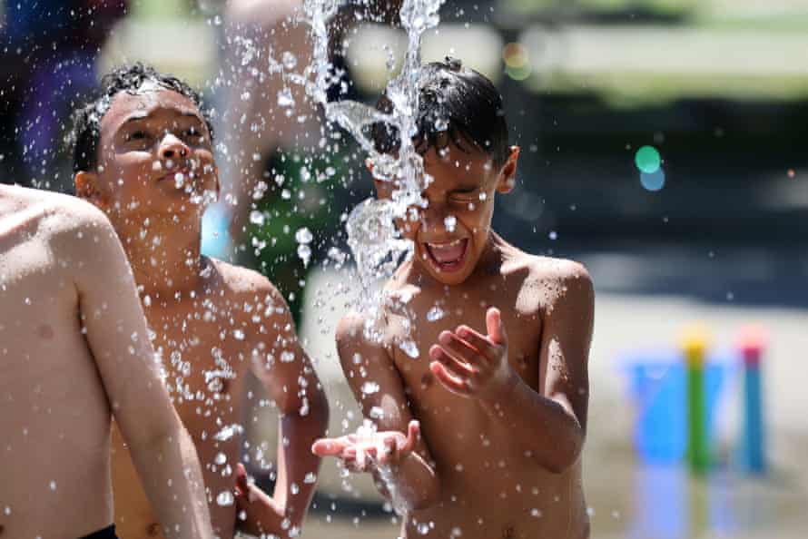 Los niños juegan en un parque acuático en Georgetown Playfield en Seattle el 26 de junio.