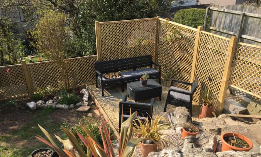 Robin Clague ha creado una nueva área para sentarse en su jardín en Morecambe.