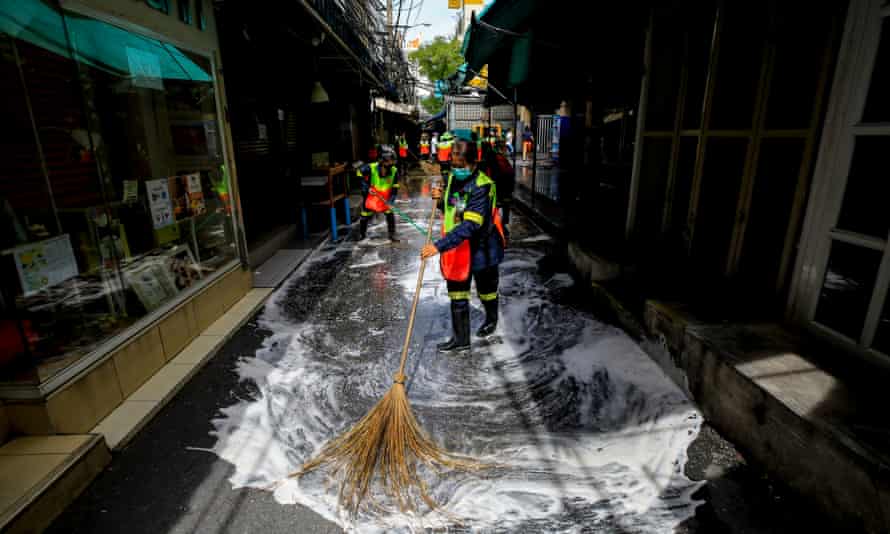 El mercado de Bangkok se limpia después de que un trabajador da positivo en la prueba