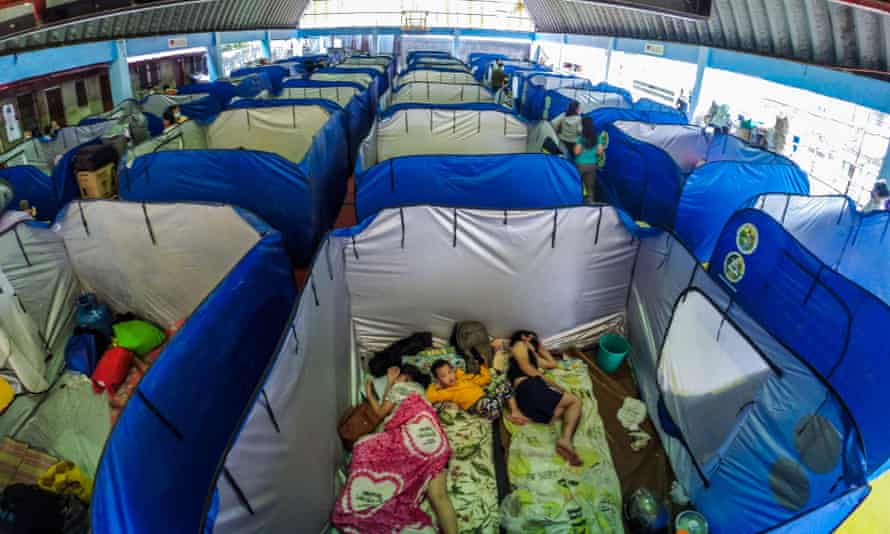 Las familias se refugian en tiendas de campaña de emergencia en un centro de evacuación en Marikina.