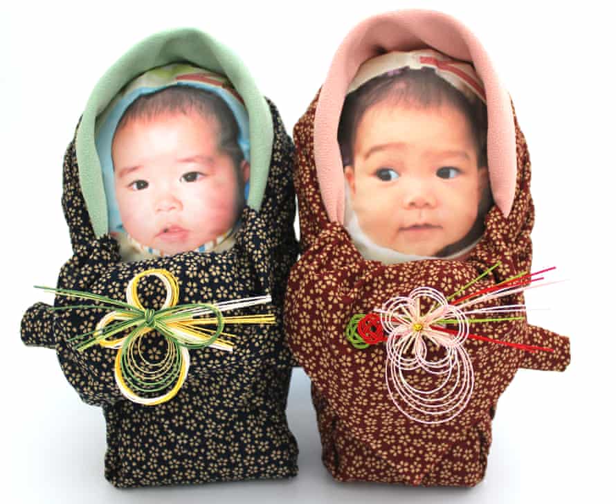 Bebés de arroz envueltos en mantas al estilo japonés.