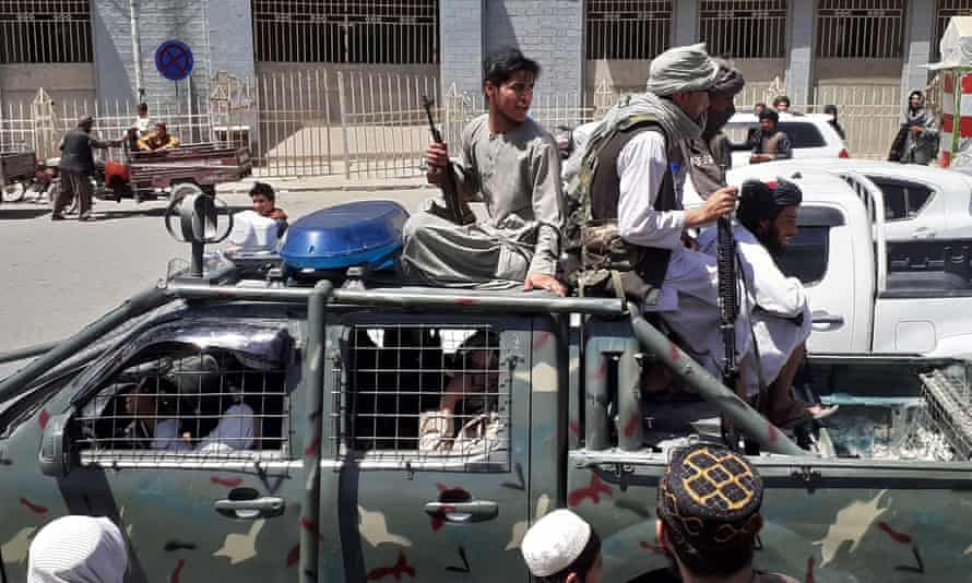 Combatientes talibanes atraviesan Kandahar en un vehículo militar capturado