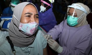 Miles de residentes se alinearon ayer en el edificio UMM Dome en Malang, una ciudad en el este de Indonesia, para recibir la vacuna AstraZeneca Covid-19 como parte de los esfuerzos del gobierno para frenar el virus.