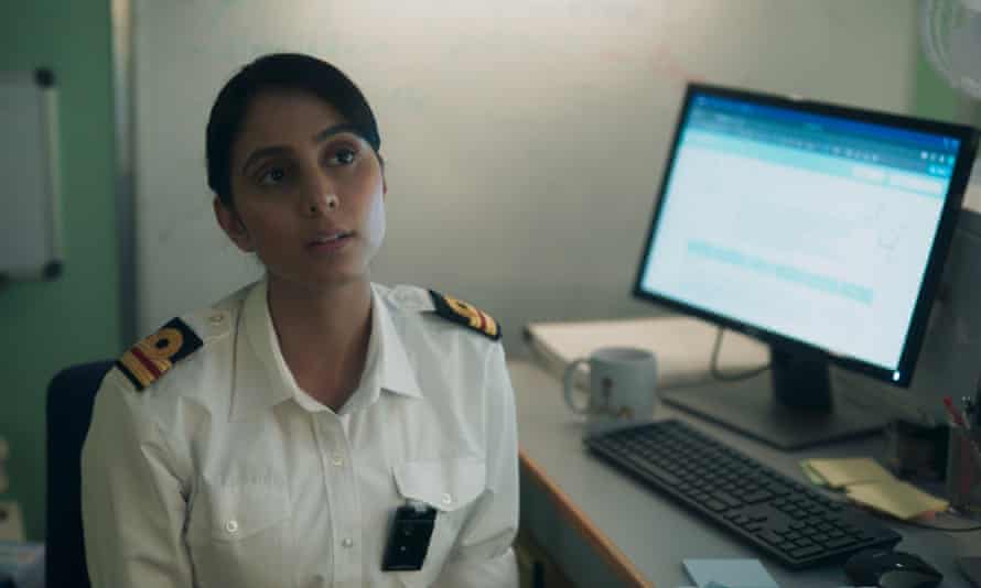 Teniente Docherty (Anjli Mohindra) en Vigilia
