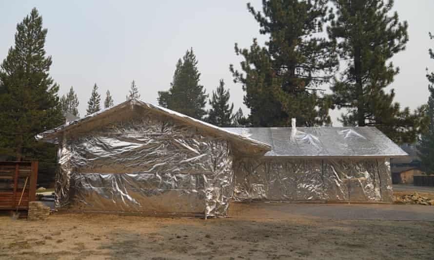Una casa está completamente envuelta en material resistente al fuego en Meyers, California.