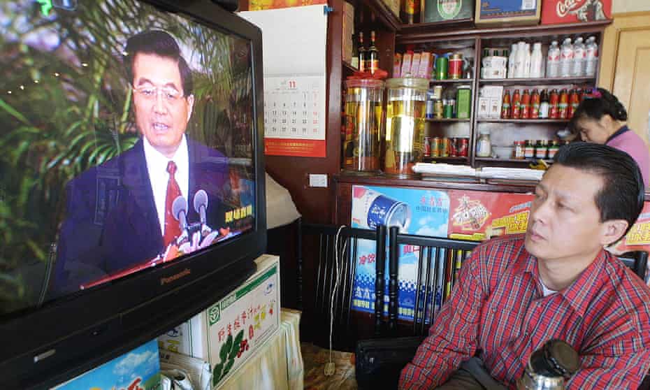 Un restaurador observa después de que Hu Jintao fuera nombrado secretario general del Partido Comunista de China en 2002