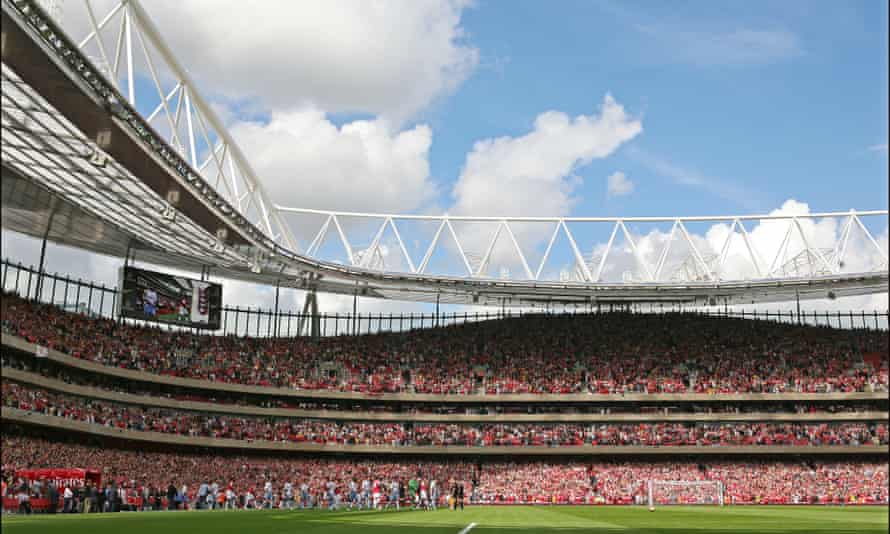 Los jugadores del Arsenal y del Aston Villa entran al campo en agosto de 2006 para el primer partido competitivo en el Emirates Stadium.