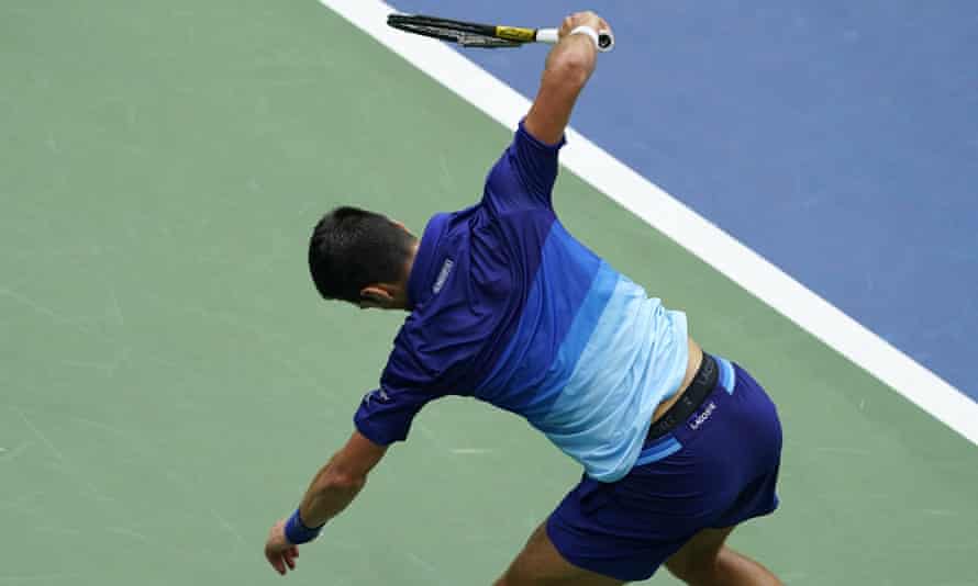 Novak Djokovic rompe su raqueta de frustración.