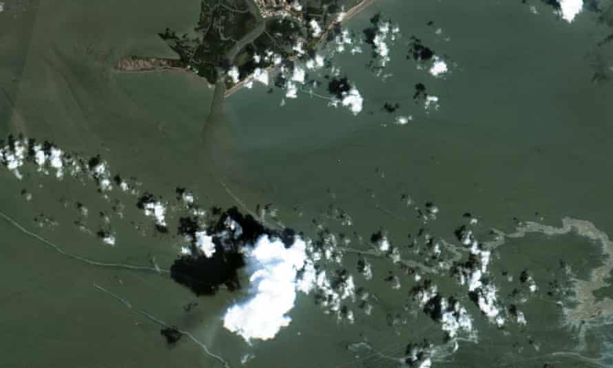 Una imagen de satélite muestra una mancha de petróleo después del huracán Ida, al sur de Port Fourchon, Louisiana, el 2 de septiembre.