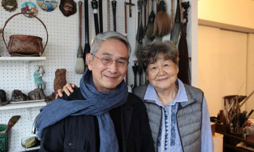 Tong con su amiga de toda la vida y directora fundadora de Cloud Gate Dance Theatre, Lin Hwai-mi.