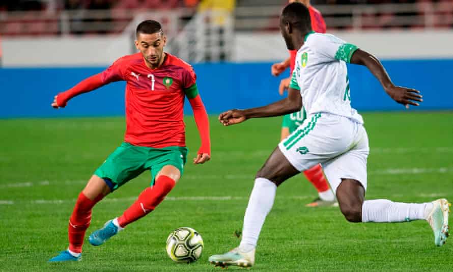 Hakim Ziyech (izquierda) en acción para Marruecos contra Mauritania en un partido de clasificación para la Copa Africana de Naciones.