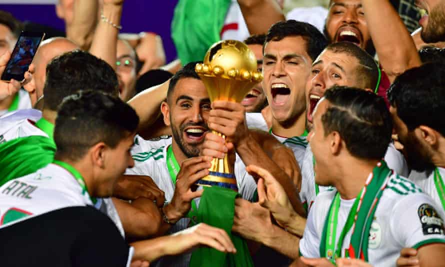 Riyad Mahrez y sus compañeros argelinos celebran tras ganar la Copa Africana de Naciones 2019.