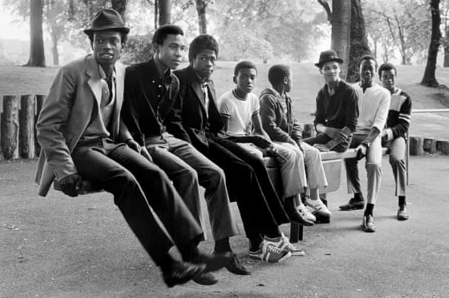 Vanley Burke, Hombres jóvenes en un columpio en Handsworth Park 1984.
