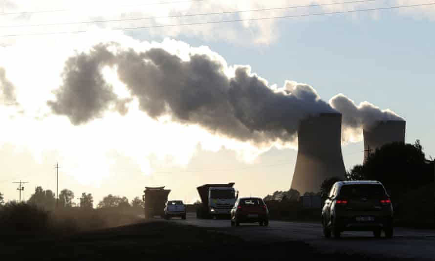 Sale humo de una central eléctrica de carbón