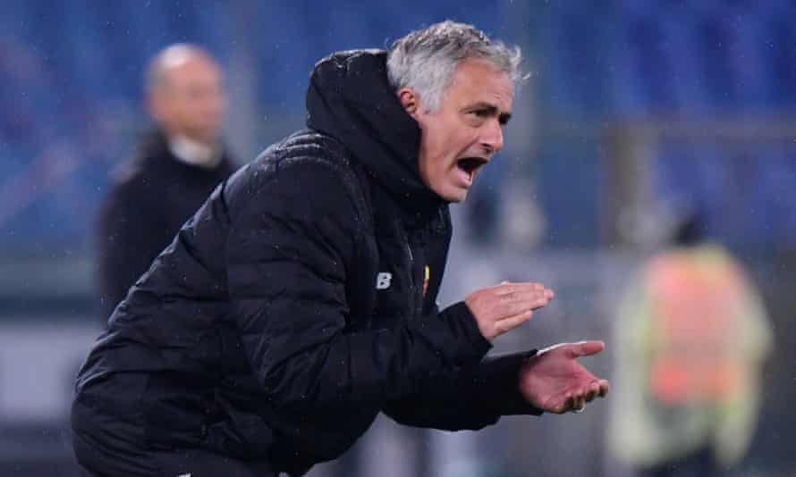 José Mourinho gesticula al margen en el choque de la Roma con Zorya Luhansk en noviembre