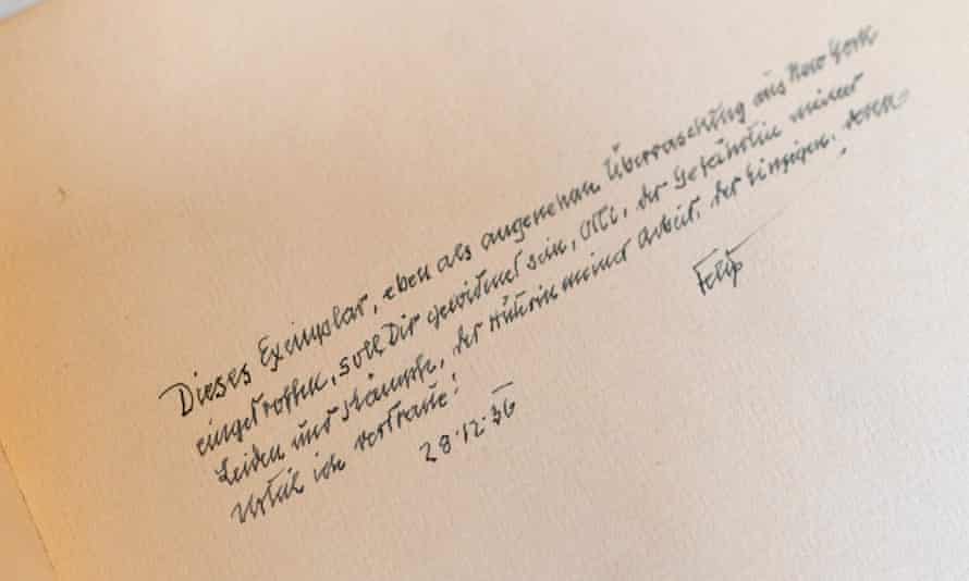 Dedicación manuscrita de Felix Salten a su esposa Ottilie en una página de la primera edición en inglés de Bambi.