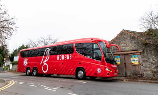 El autobús del equipo de Bristol City se detuvo en un centro médico local el lunes.