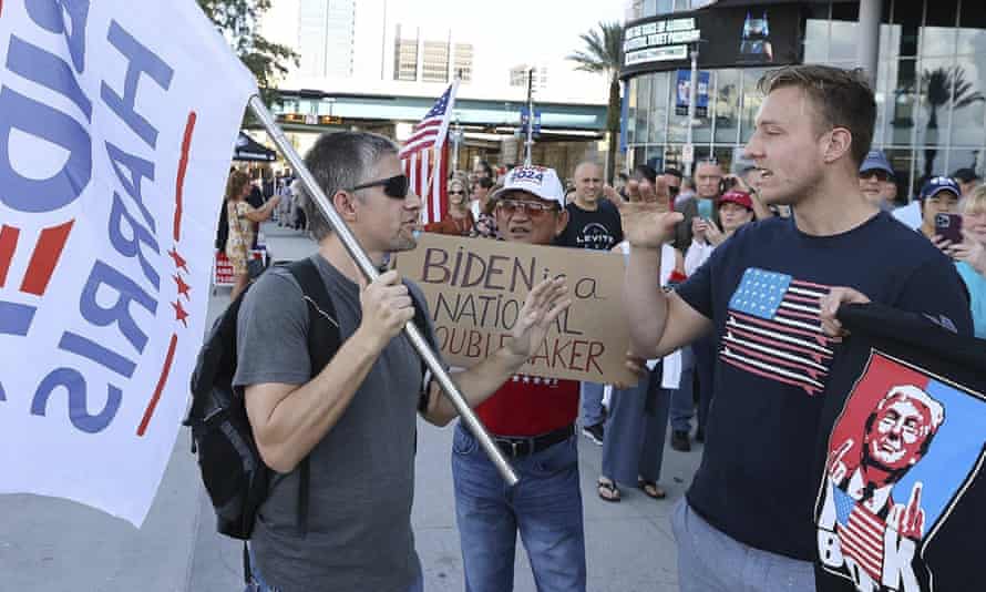 Un partidario del presidente Joe Biden, a la izquierda, discute con los partidarios del expresidente Donald Trump frente al Amway Center en Orlando, Florida, este mes.