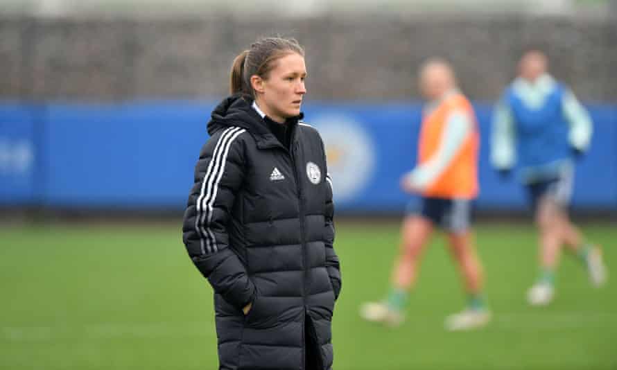 La entrenadora del Leicester, Lydia Bedford, pone a prueba a sus jugadores en los entrenamientos el viernes