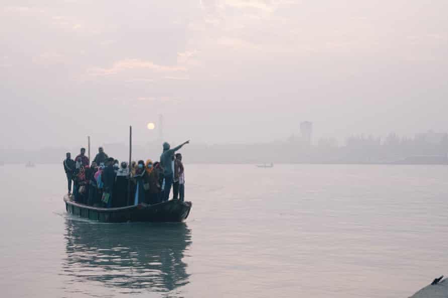 Un barco que transporta trabajadores atraca en el río en la ciudad portuaria de Mongla.