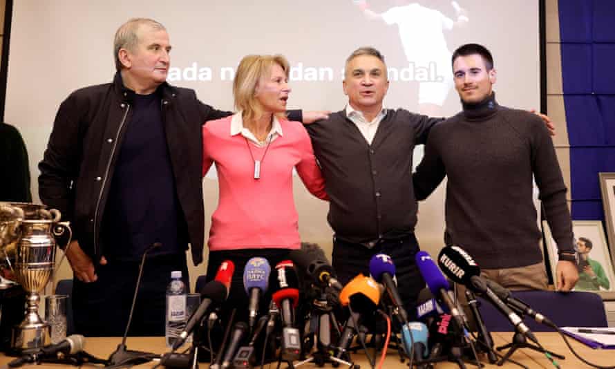 Los familiares de Novak Djokovic (de izquierda a derecha), su tío Goran, su madre Dijana, su padre Srdjan y su hermano Djordje, se encuentran en una conferencia de prensa en Belgrado el lunes.