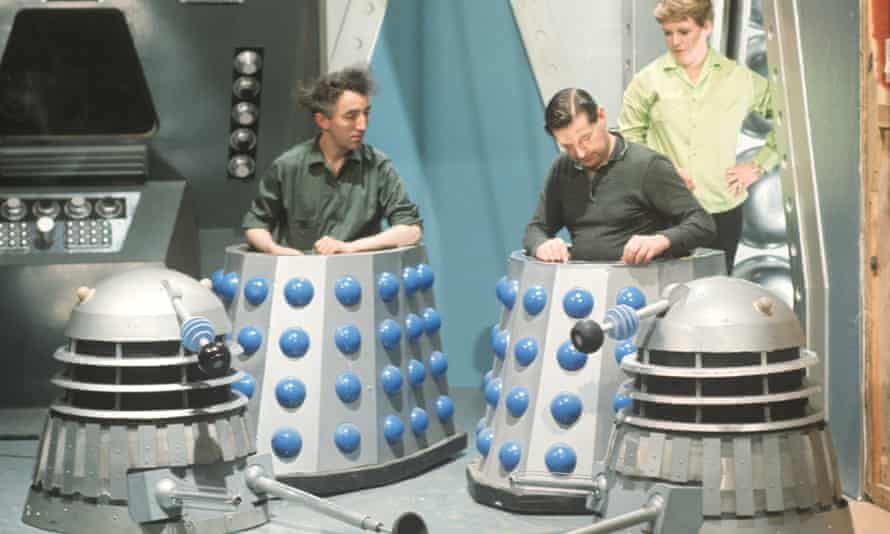 Daleks y sus operadores en el plató de Doctor Who, uno de los programas en los que había trabajado el constructor de platós Richard Evans, que murió de mesotelioma.