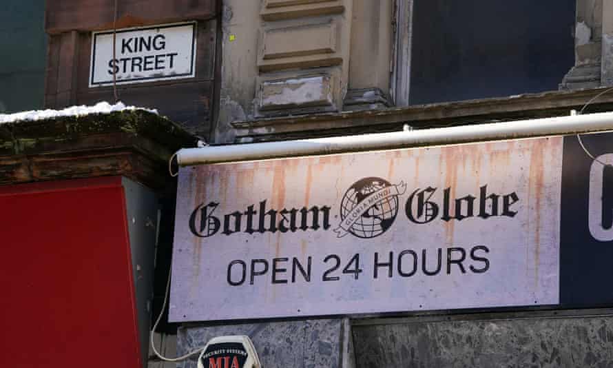 Un cartel de Gotham Globe en King Street en el centro de Glasgow 