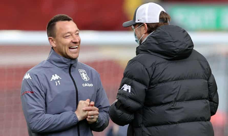 John Terry como asistente del gerente de Aston Villa con Jürgen Klopp antes del partido en casa del Liverpool con Villa en abril de 2021