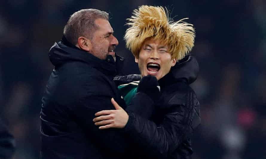 El entrenador del Celtic, Ange Postecoglou, con Kyogo Furuhashi después de la victoria en la final de la Copa de la Liga Escocesa sobre el Hibs en diciembre.