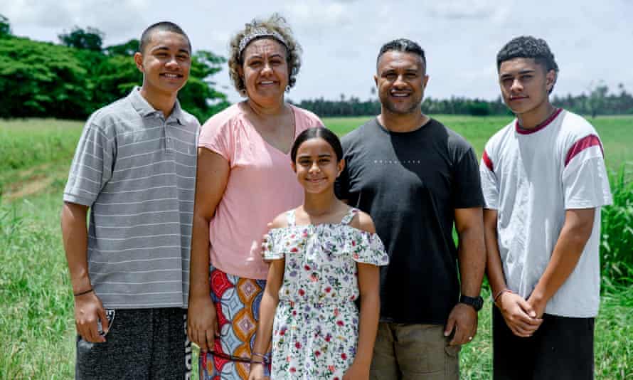 Moana Paea y su esposo Hola, dueños del resort Ha'atafu, y sus hijos.