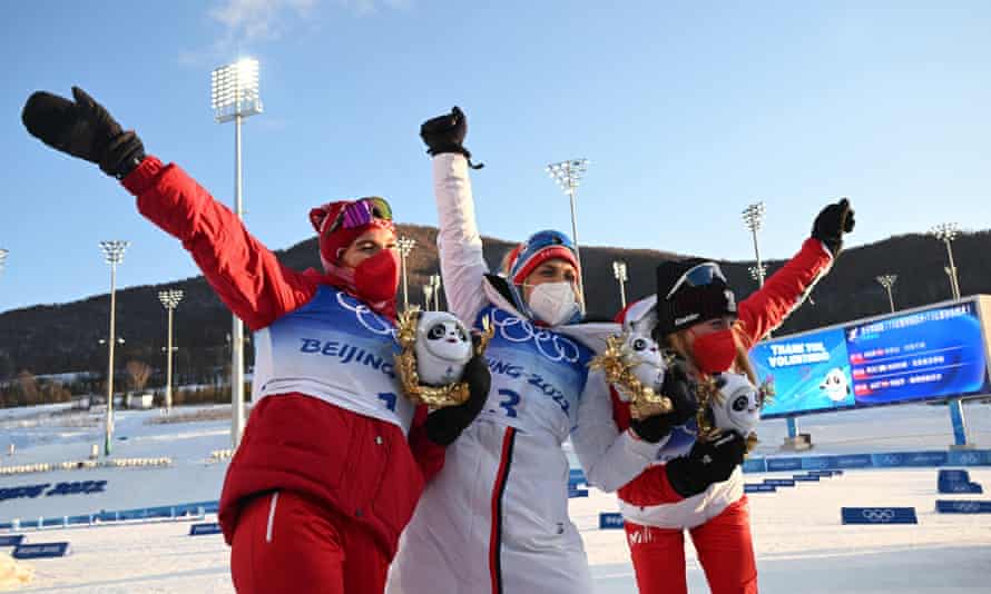 La noruega Therese Johaug (centro), la segunda Natalia Nepryaeva (L) y la tercera Teresa Stadlober celebran sus medallas.
