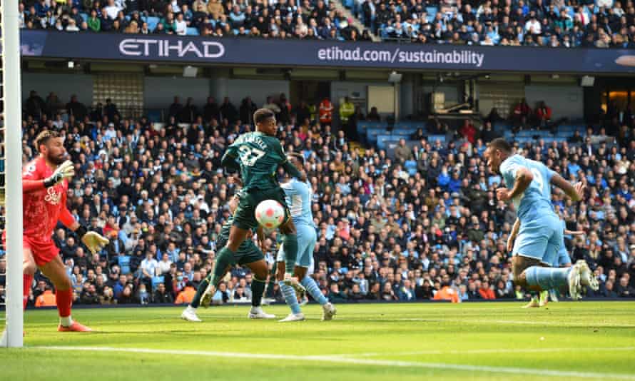 Gabriel Jesús cabecea un delicioso centro de Kevin De Bruyne que supera a Ben Foster en el gol de Watford para darle al Manchester City una ventaja de 2-0.