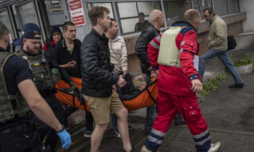Un hombre herido en una camilla en Ucrania