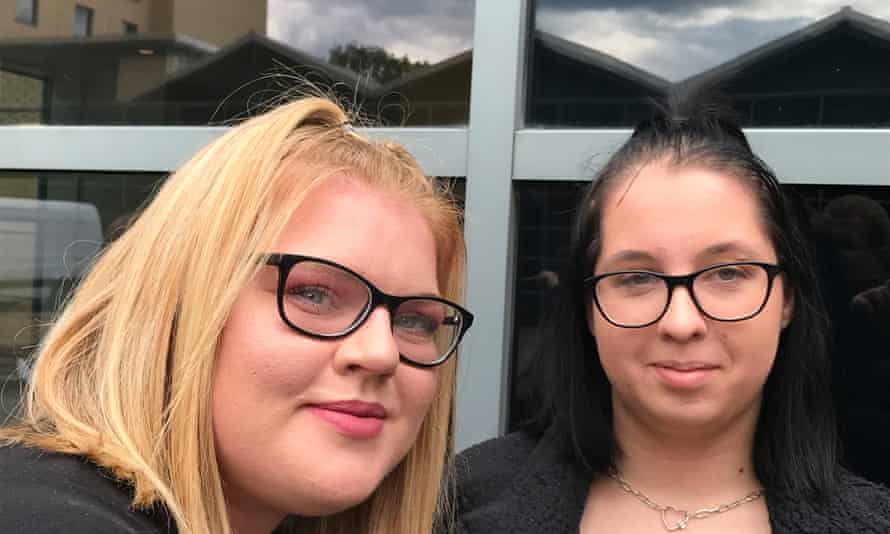 Nicole Allen, 21, y Chloe Hastings, 22, de Nottingham esperan a Johnny Depp en Gateshead