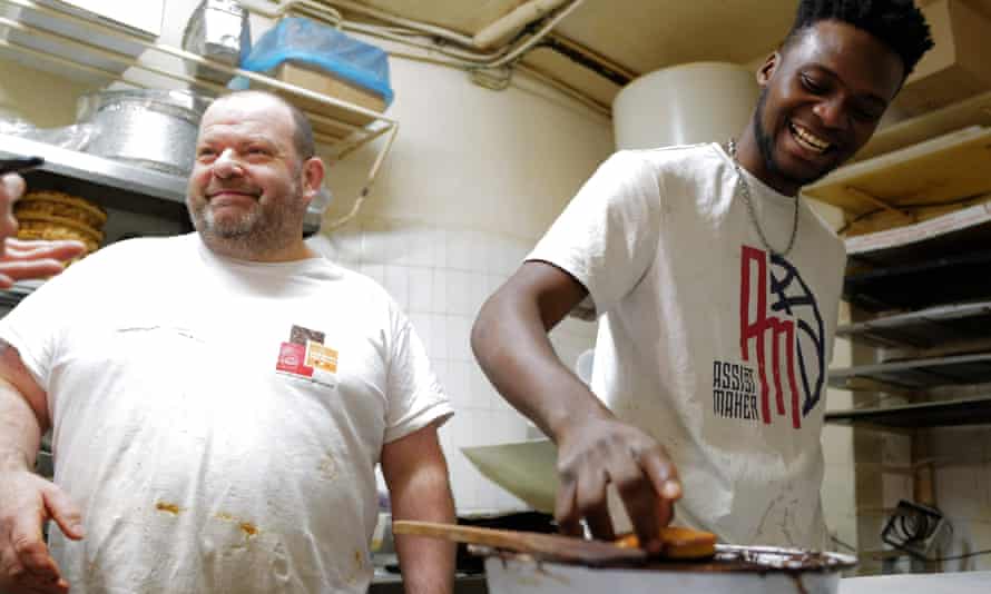 Stéphane Ravacley trabajando con el aprendiz guineano Laye Fode Traoré en enero de 2021 después de que la campaña del panadero para salvarlo de la deportación terminara con una victoria.