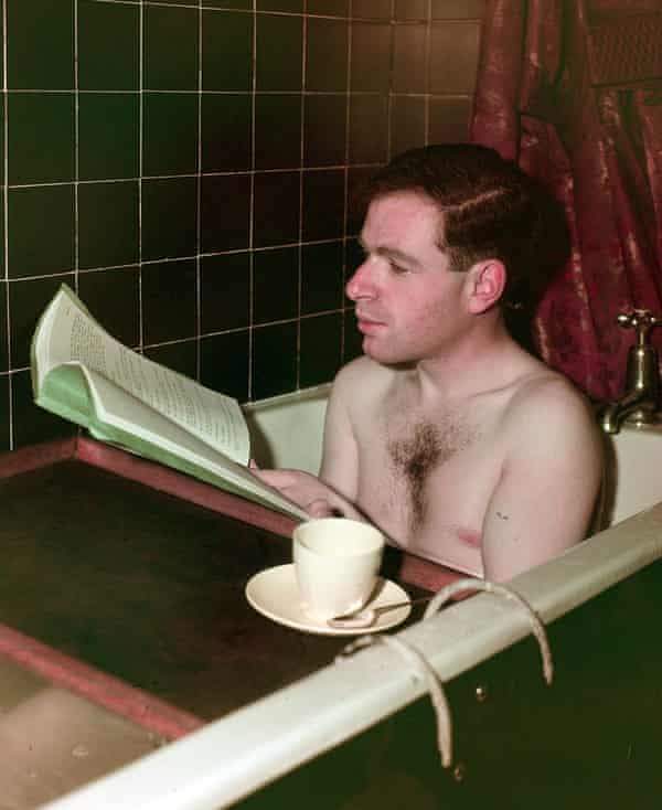 Leyendo un guión en el baño en 1949.