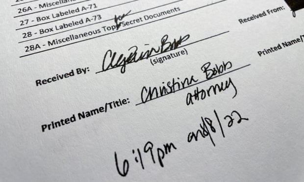 Una lista detallada de los bienes incautados en ejecución de una orden de allanamiento del FBI en Mar-a-Lago, firmada al recibirla por Christina Bobb.