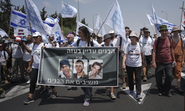Partidarios de los soldados israelíes Hadar Goldin y Oron Shaul que murieron en la guerra de 2014 en Gaza, y el cautivo civil israelí Avera Mengistu, marchan el 5 de agosto.