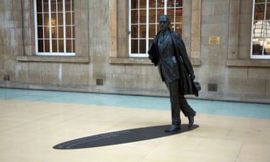 La estatua de Philip Larkin en la estación Paragon de Hull.