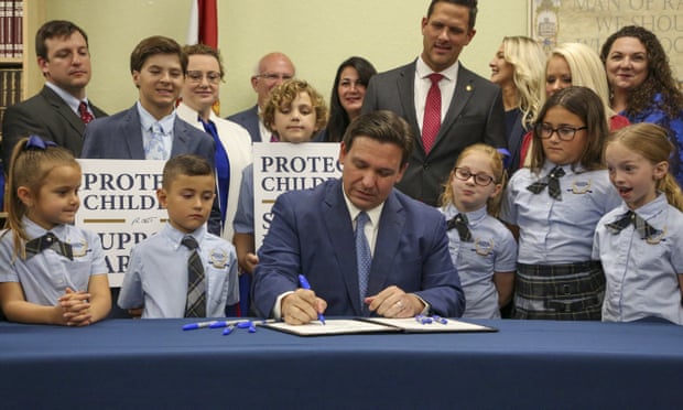 Ron DeSantis, gobernador de Florida, firmando el proyecto de ley 