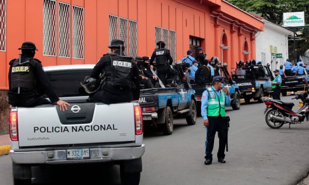 Policías y antimotines patrullan afuera del edificio de la Diócesis de Matagalpa, impidiendo la salida de Rolando Álvarez a principios de este mes.