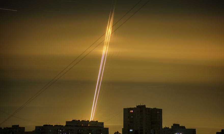 Los cohetes rusos lanzados desde el área alrededor de Belgorod llegan al amanecer en Kharkiv, Ucrania.